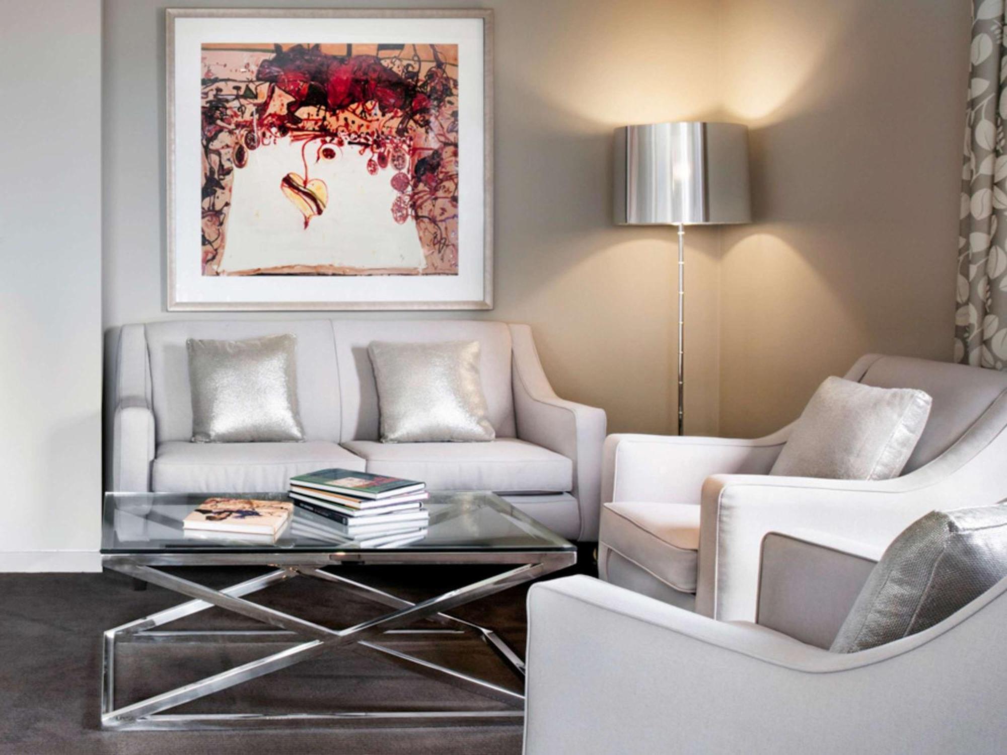 The Olsen Melbourne Art Series Ngoại thất bức ảnh A living room with a floor lamp