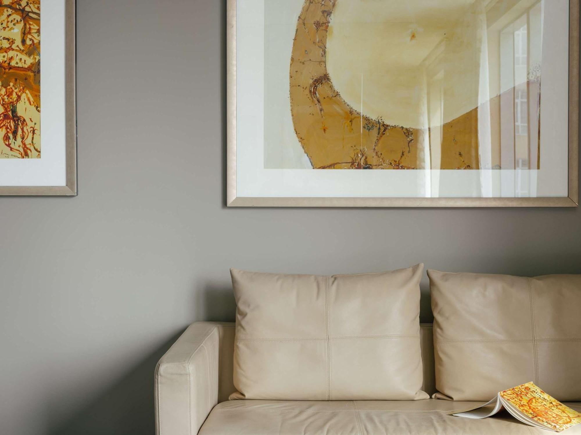 The Olsen Melbourne Art Series Ngoại thất bức ảnh A room with a sofa