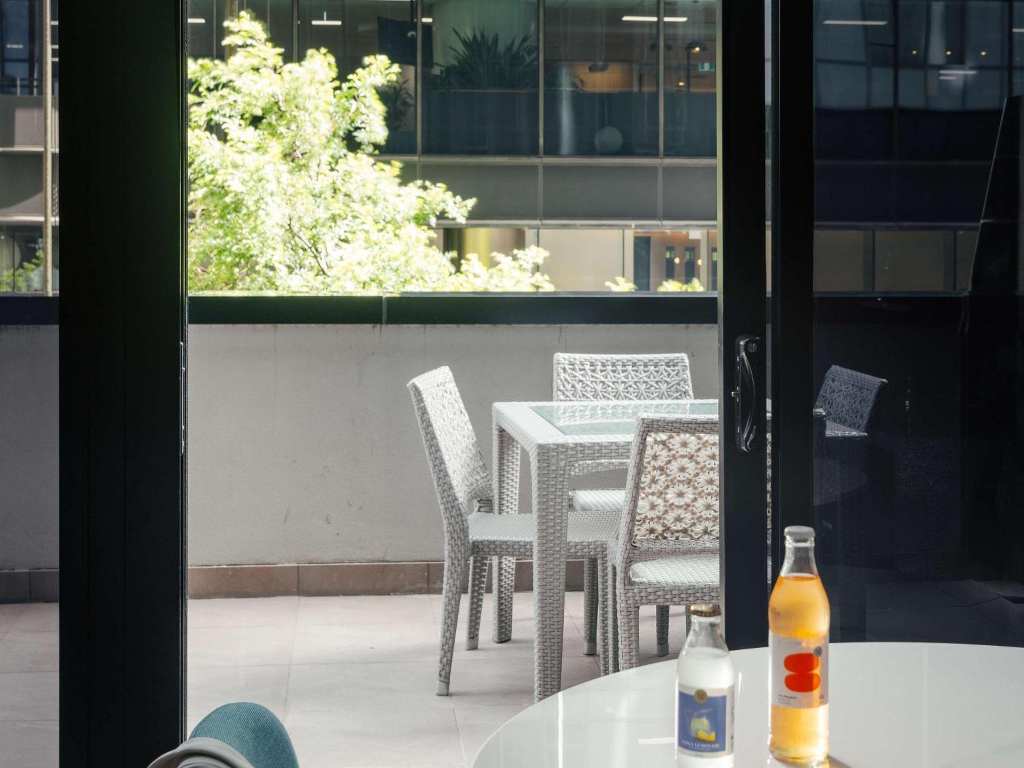 The Olsen Melbourne Art Series Ngoại thất bức ảnh The balcony of a typical apartment